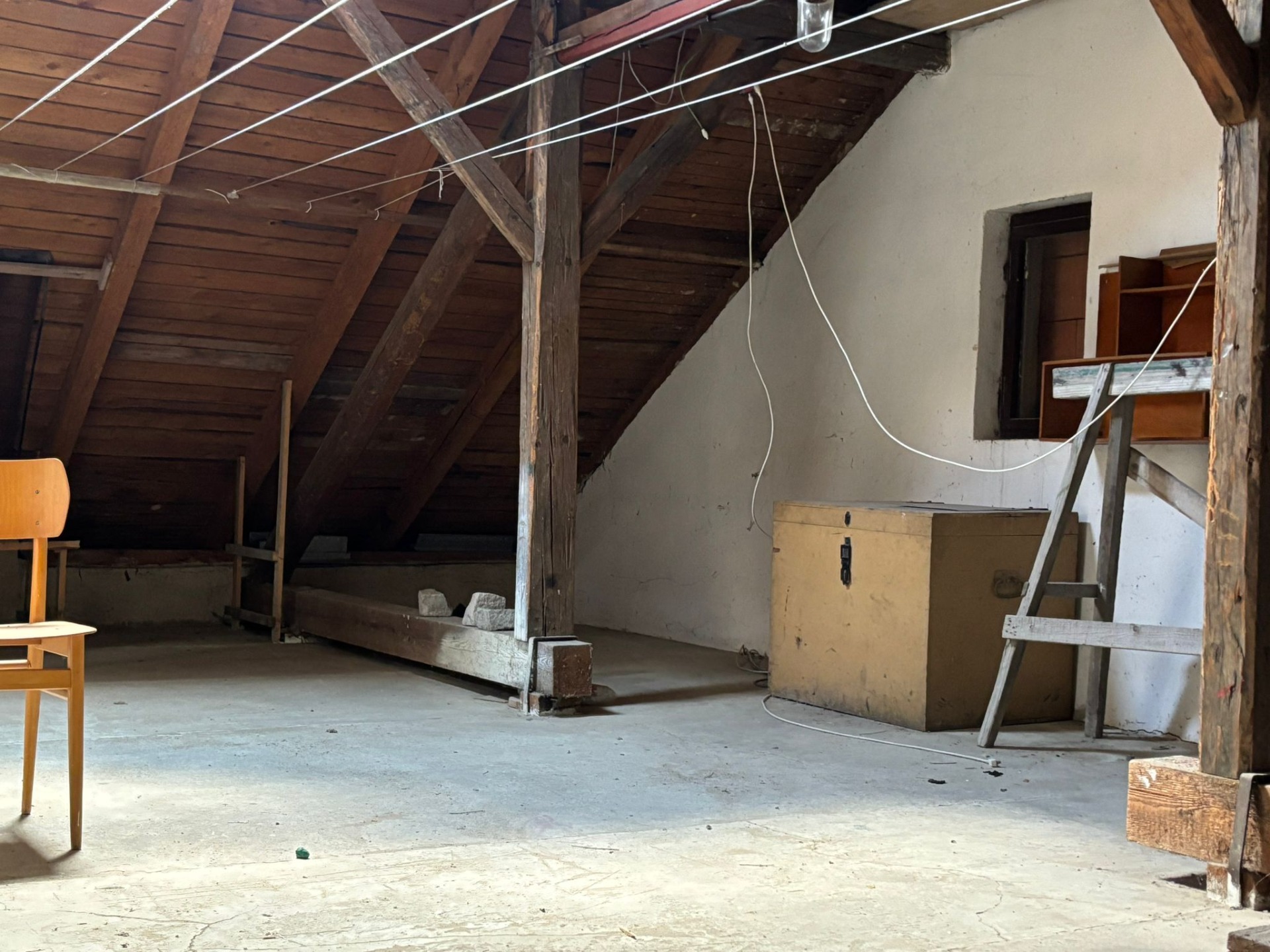 Půdička, na které se dá krásně věšet (prádlo) nebo městský loft, ateliér, pracovna, mezonet k druhému bytu? Je to na Vás!